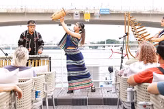 Nhóm Liang tơngai biểu diễn tại chuyến tàu trên sông Sài Gòn tạo ấn tượng đẹp với du khách quốc tế.