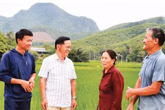 Ông Lục Văn Thành (thứ hai, từ trái sang) và người dân thôn Vĩnh Lợi, xã Như Thanh.