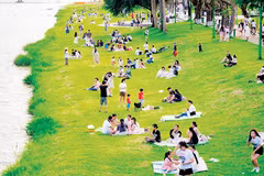 Không gian xanh hai bờ sông Hương thu hút người dân và du khách.