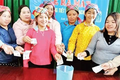 Hội viên Phụ nữ xã Sơn Vĩ tham gia quyên góp “Ống tiết kiệm 3 sạch”.
