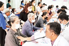 Bác sĩ Bệnh viện Thống Nhất khám bệnh miễn phí cho người cao tuổi ở phường Phú Thạnh, Thành phố Hồ Chí Minh.