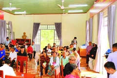 Y, bác sĩ Bệnh xá quân dân y (Trung đoàn 719, Binh đoàn 16) khám bệnh cho người dân tại xã Đắk Nhau, tỉnh Đồng Nai.