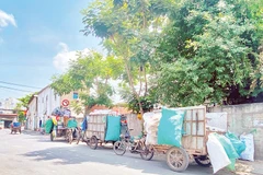 Phương tiện thu gom rác dân lập tập trung trước Trạm trung chuyển tại xã Bà Điểm, huyện Hóc Môn.