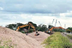 Vật liệu xây dựng được tập kết tại chân công trình cầu Đuống (mới).