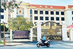 Trụ sở Ủy ban nhân dân tỉnh Bạc Liêu cũ, được xây dựng to, đẹp hiện tạm bỏ không hơn bốn tháng qua.