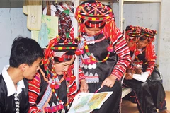 Con em đồng bào Hà Nhì học tập và ở bán trú tại Trường trung học phổ thông Mường Tè.