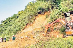 Công ty Trách nhiệm hữu hạn Một thành viên Khai thác thủy lợi Thái Nguyên huy động nhân lực, phương tiện khắc phục sạt lở kênh mương ở xã Định Hóa.