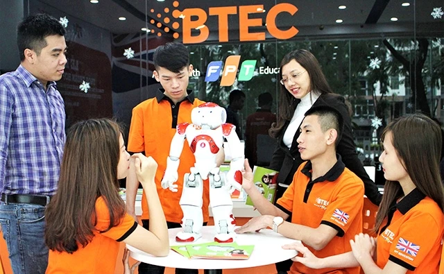 Tính mở và linh hoạt cùng vai trò quan trọng của công nghệ thông tin - truyền thông và trí tuệ nhân tạo (AI) là hai đặc điểm cơ bản của giáo dục 4.0. Trong ảnh: Sinh viên BTEC FPT nghiên cứu về lập tr