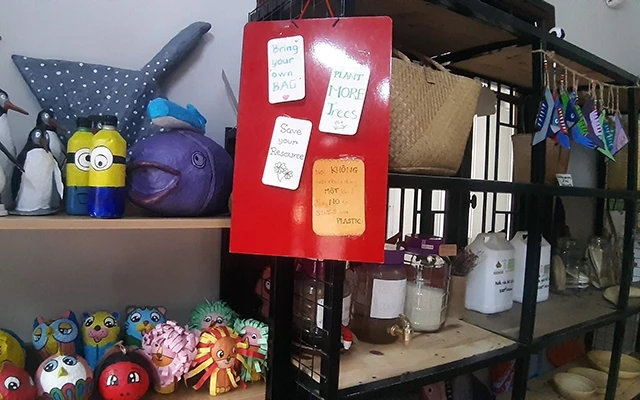 Trong 25 m2 nhỏ bé ấy, có tất cả những vật dụng cần thiết được chế tạo thân thiện với môi trường.