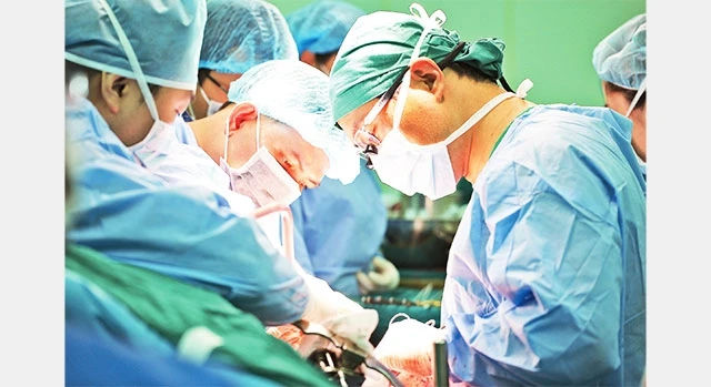 Các bác sĩ phẫu thuật ghép gan cho người bệnh.