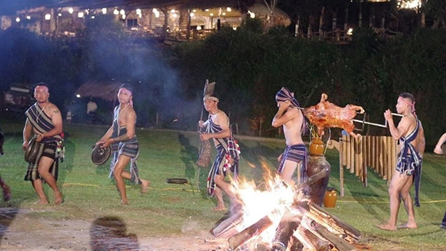 Lửa trại ở bản Cù Lần.