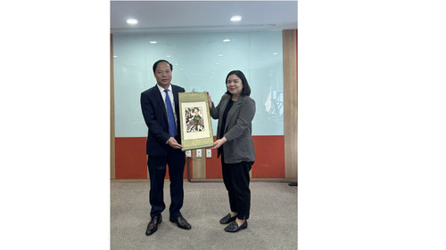 Phó Giáo sư, Tiến sĩ Mai Đức Ngọc, Bí thư Đảng ủy, Chủ tịch Hội đồng trường Học viện Báo chí và Tuyên truyền trao quà lưu niệm tặng đại diện KOICA.