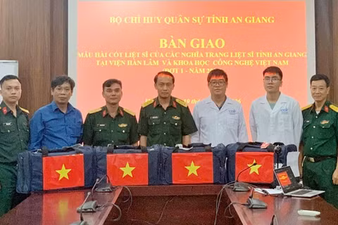Ban Chỉ đạo 515 tỉnh An Giang bàn giao mẫu ADN hài cốt liệt sĩ. (Ảnh: PHƯƠNG VŨ)