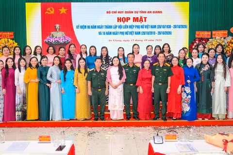 Thủ trưởng Bộ Chỉ huy quân sự tỉnh An Giang chụp ảnh lưu niệm cùng cán bộ hội viên Hội phụ nữ cơ quan Bộ Chỉ huy quân sự tỉnh. (Ảnh: PHƯƠNG VŨ)