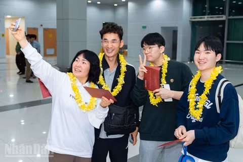 Du khách đến Phú Quốc. (Ảnh: QUỐC TRINH)