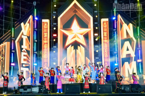 Chương trình nghệ thuật khai mạc Lễ hội Ánh sáng biên cương tỉnh Lạng Sơn năm 2026 với chủ đề “Sắc màu xứ Lạng”. (Ảnh: QUỐC ĐẠT)