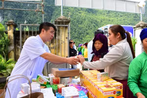 Sở Y tế tỉnh Tuyên Quang tổ chức khám, cấp phát thuốc miễn phí tại xã Phố Bảng. (Ảnh: MINH HOA)