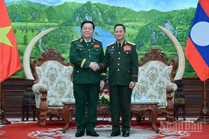 Đại tướng Nguyễn Trọng Nghĩa (bìa trái) và Đại tướng Khamliang Outhakaysone. (Ảnh: TRỊNH DŨNG)