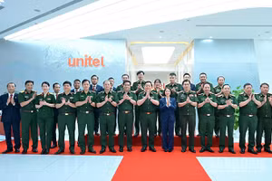Đại tướng Nguyễn Trọng Nghĩa thăm, làm việc với Công ty Star Telecom. (Ảnh: TRỊNH DŨNG)