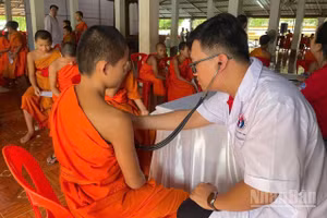 Hoạt động khám bệnh của các bác sĩ trẻ Việt Nam tại Luang Prabang, Lào. Ảnh: Duy Toàn