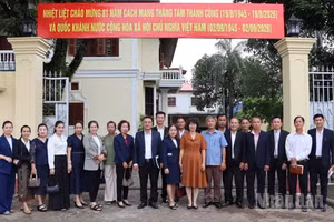 Tổng Lãnh sự Việt Nam tại Pakse Tạ Phương Dung và đại diện các Hội người Việt Nam tại 4 tỉnh nam Lào. (Ảnh: Cộng tác viên)