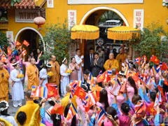 Trưởng lão Hòa thượng Thích Thanh Nhiễu, Trụ trì chùa Quán Sứ cùng các chư tôn đức tăng ni đón Nhà vua Thái Lan Maha Vajiralongkorn Phra Vajiraklaochaoyuhua và Hoàng hậu Suthida Bajrasudhabimalalakshana. (Ảnh: THẾ ĐẠI)