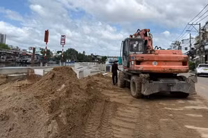 Sau khi nhận bàn giao mặt bằng, hạng mục kè dọc bờ bắc kênh Đôi đang được ưu tiên thi công, tăng tốc đẩy nhanh tiến độ thi công 1 số gói thầu. (Ảnh: VÕ LÊ)