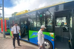 Tuyến xe buýt điện đầu tiên đã đưa vào khai thác tại đặc khu Côn Đảo cuối tháng 12/2025. (Ảnh: VÕ LÊ)