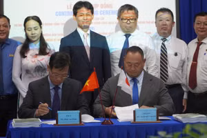 Ban Quản lý dự án đầu tư xây dựng hạ tầng đô thị Thành phố Hồ Chí Minh và Công ty cổ phần Kỹ thuật Yasuda (Nhật Bản) đã ký kết hợp đồng gói Xây lắp 1 thuộc dự án Cải tạo phục hồi đường cống thoát nước cũ, xuống cấp bằng công nghệ không đào hở. (Ảnh: VÕ LÊ)