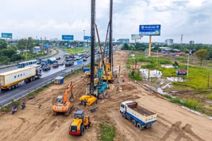 Nhiều mũi thi công dự án mở rộng tuyến cao tốc Thành phố Hồ Chí Minh-Trung Lương -Mỹ Thuận, vẫn phải hoạt động cầm chừng do thiếu mặt bằng, nhất là khu vực chợ Đệm, Thành phố Hồ Chí Minh. (Ảnh: VÕ LÊ)