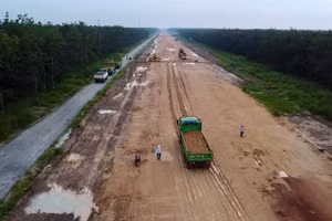 Thi công hạ tầng cao tốc Thành phố Hồ Chí Minh-Thủ Dầu Một-Chơn Thành, đoạn qua khu vực Bình Dương trước đây. (Ảnh: VÕ LÊ)