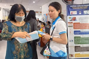Hướng dẫn người cao tuổi khám chữa bệnh Bảo hiểm y tế miễn phí. (Ảnh: QUÝ HIỀN)