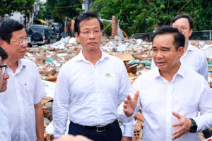 Chủ tịch Nguyễn Văn Được đi thực tế kiểm tra dự án Nạo vét, cải tạo rạch Xuyên Tâm chiều 19/6. (ảnh: THẾ ANH)