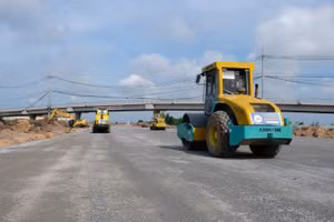 Gói thầu XL6 thuộc Dự án Vành đai 3 (đoạn qua khu vực Củ Chi) với hàng trăm công nhân cùng máy móc, thiết bị, tổ chức thi công “3 ca, 4 kíp” nhằm bảo đảm kế hoạch đề ra. Hiện gói thầu XL6 đã đạt khoảng 73% khối lượng. (Ảnh: THẾ ANH)