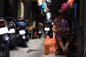 Nhiều hộ dân sinh sống chen chúc trong khu Mả Lạng. (Ảnh: VÕ LÊ)