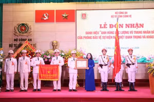 Phó Chủ tịch nước Võ Thị Ánh Xuân trao tặng danh hiệu “Anh hùng Lực lượng vũ trang nhân dân” cho Phòng Bảo vệ sự kiện đặc biệt quan trọng và khách quốc tế. (Ảnh: PHẠM KIÊN)
