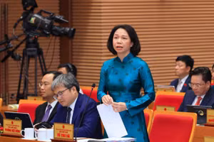Phó Chủ tịch Ủy ban nhân dân thành phố Vũ Thu Hà trả lời chất vấn của Hội đồng nhân dân thành phố tại nghị trường về an toàn thực phẩm.