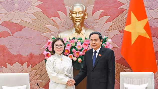Chủ tịch Quốc hội Trần Thanh Mẫn và Đại sứ Mông Cổ Hulan Ganbaatar. (Ảnh: DUY LINH)