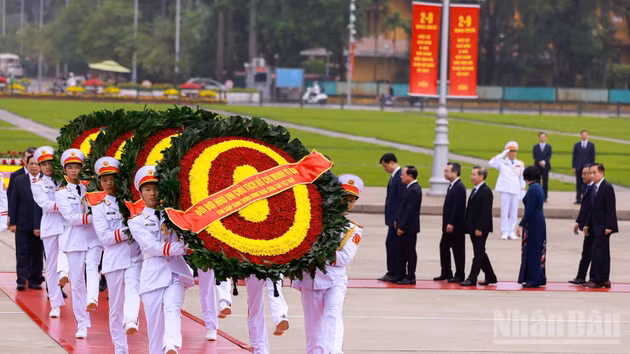Vòng hoa của đoàn mang dòng chữ “Đời đời nhớ ơn Chủ tịch Hồ Chí Minh vĩ đại”.