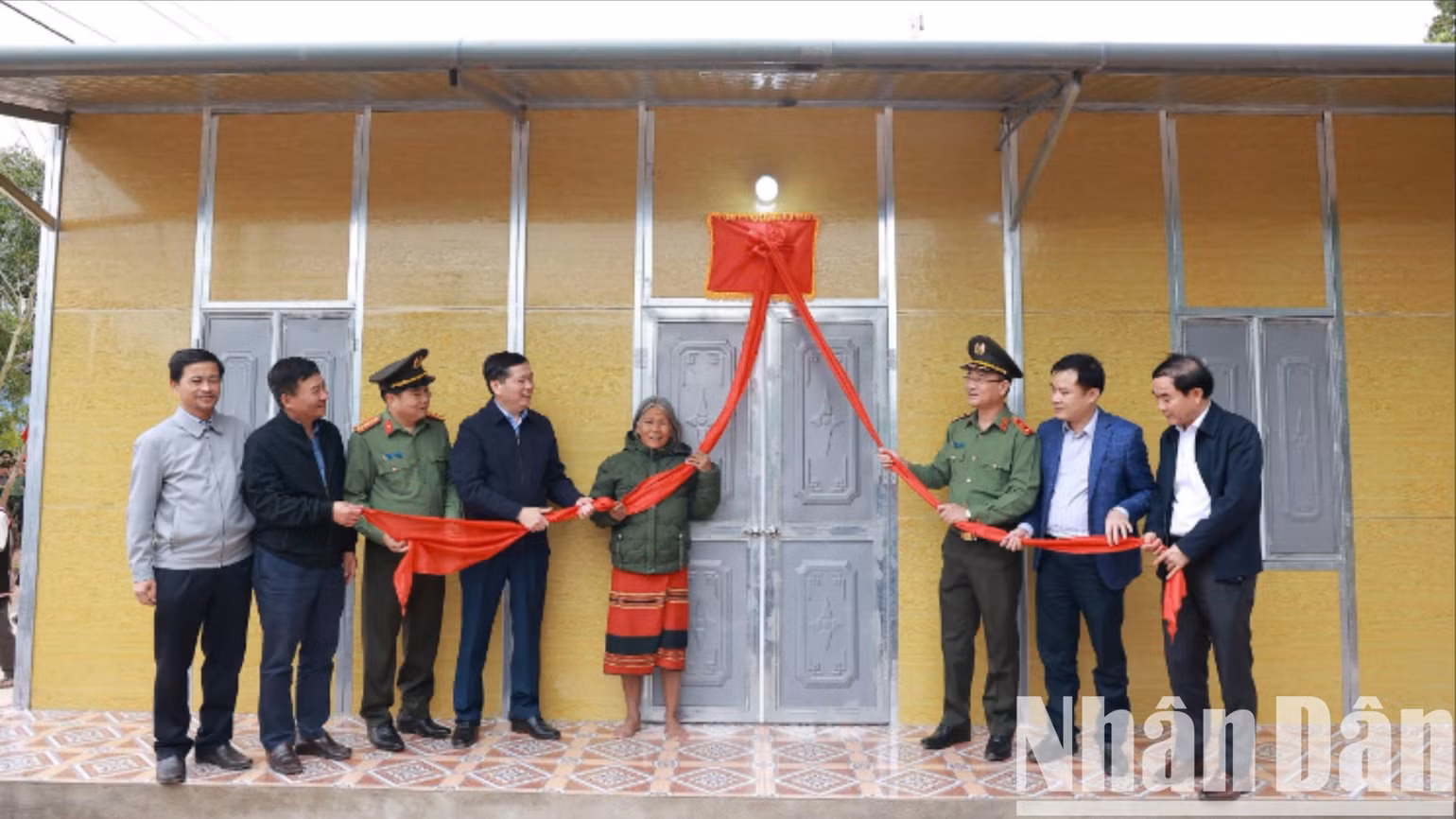 lanh-dao-bo-cong-an-va-tinh-quang-tri-ban-giao-nha-moi-cho-nguoi-dan-tai-huyen-mien-nui-huong-hoa-7458.jpg