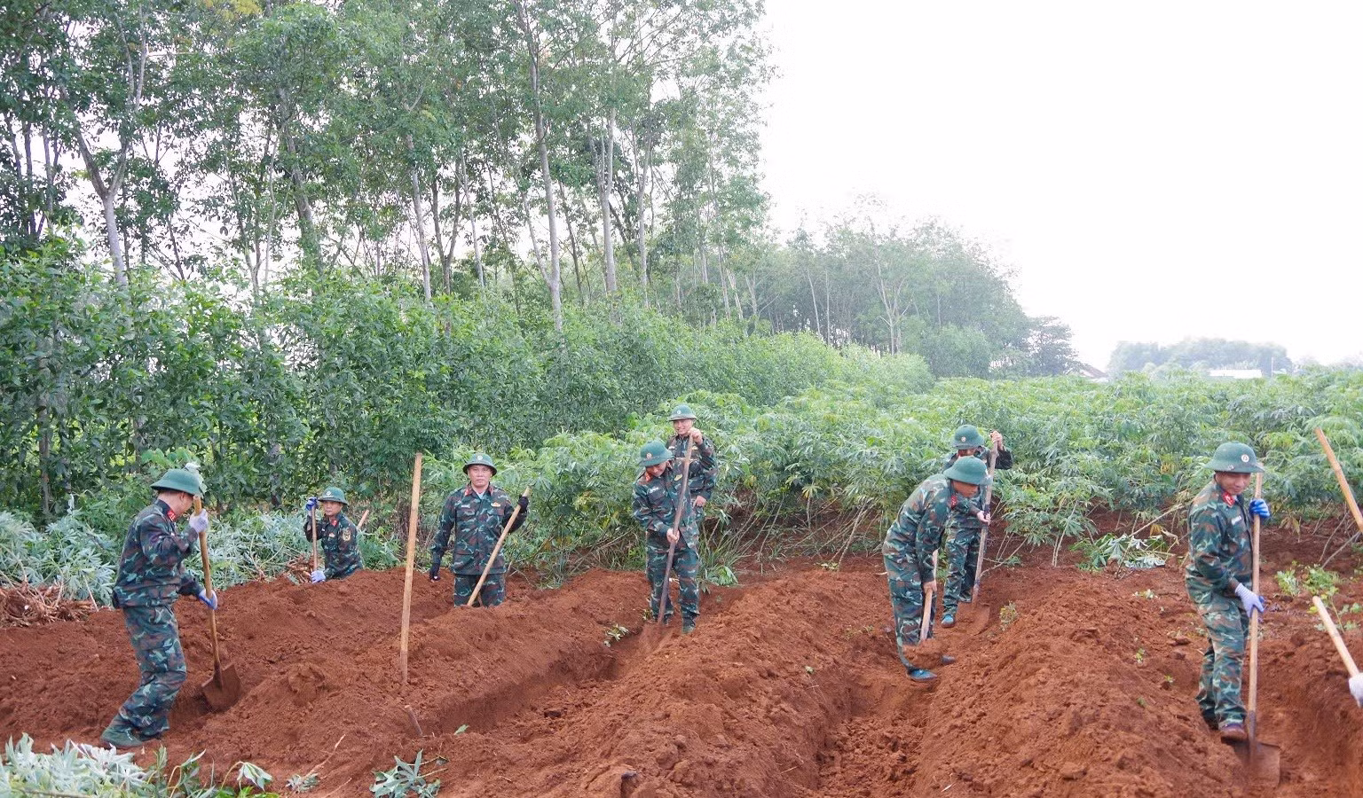 Đội tìm kiếm, quy tập hài cốt liệt sĩ số 2, Phòng Chính trị, Bộ Chỉ huy quân sự tỉnh Quảng Trị tiến hành tìm kiếm hài cốt 11 liệt sĩ đặc công hy sinh tại khu vực Dốc Miếu, xã Gio Linh. (Ảnh: Xuân Diện) 1790059986065-7280711927456211799-g5691984536193171360-8ea2d4bb40b1ae6c66d631d428fa262d.jpg