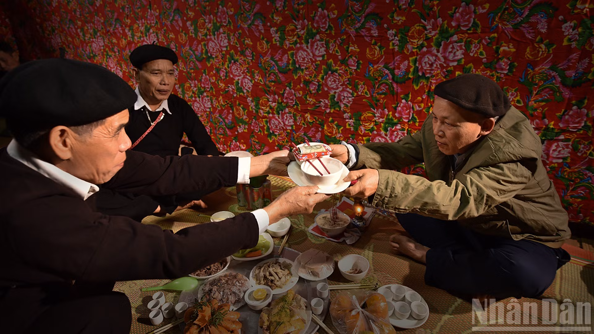 ndo_br_12-dai-dien-nha-gai-trao-cho-nha-trai-boc-vai-nho-mau-do-ben-trong-co-manh-giay-ghi-ho-ten-va-ngay-thang-nam-sinh-cua-co-dau-va-ke-tu-lu-c-nay-co-dau-chinh-thuc-l-a-nguoi-cua-h-o-nha-trai-anh-dang.jpg