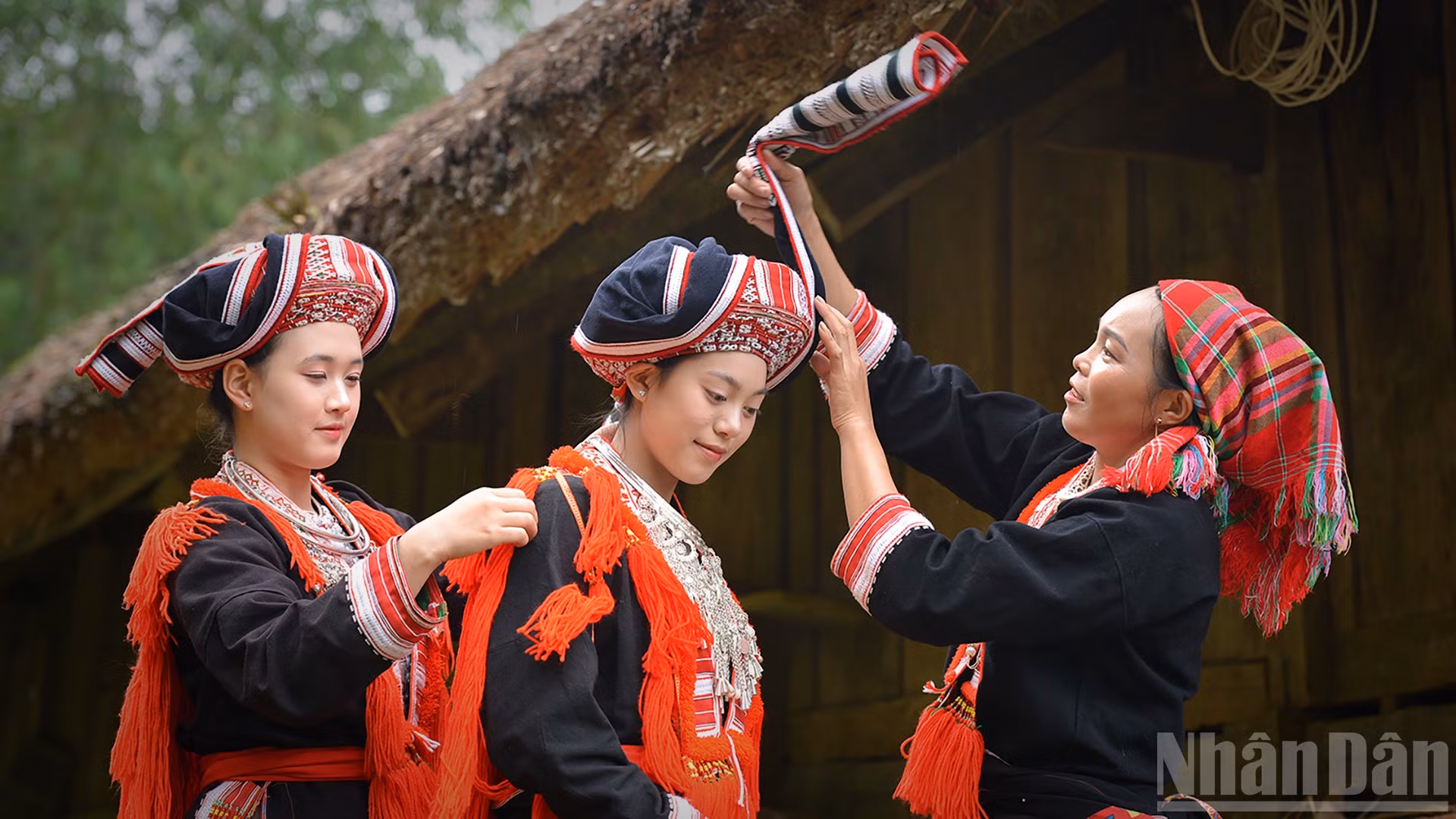 Nét duyên dáng của cô dâu người Dao Đỏ (thôn Nậm Hồng, xã Thông Nguyên, tỉnh Tuyên Quang). (Ảnh: VŨ LINH)