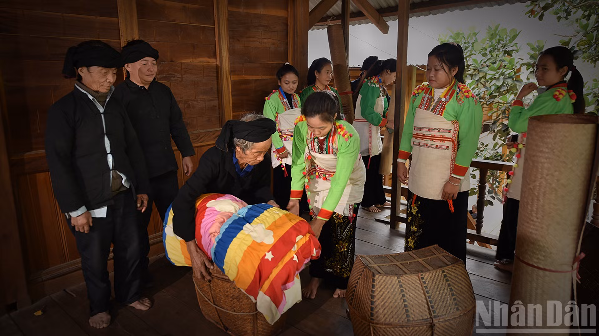 ndo_br_05-trao-cua-hoi-mon-cho-c-o-dau-khi-ve-nha-chong.jpg
