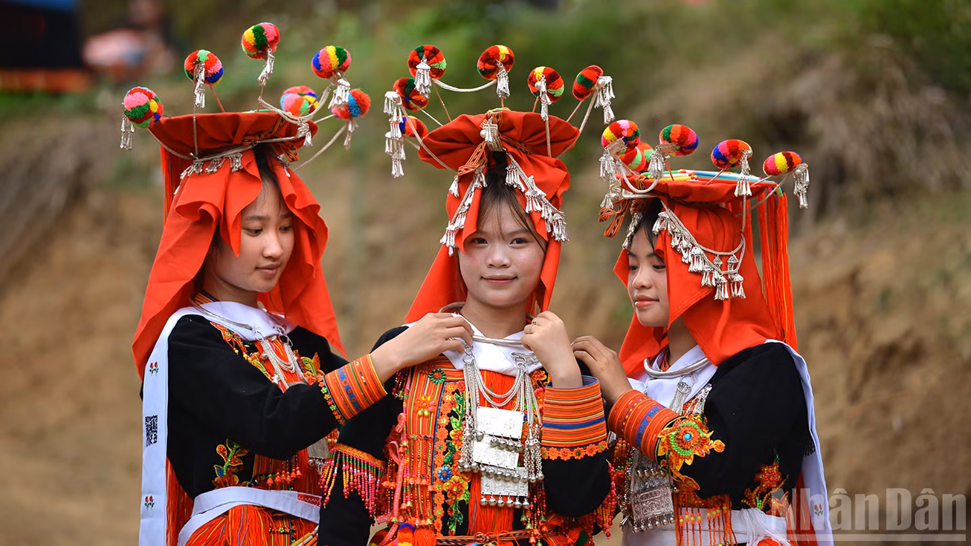 Trang phục cô dâu người Dao Tuyển tại bản Giao Chản, xã Khổng Lào, tỉnh Lai Châu. (Ảnh: VŨ LINH) 