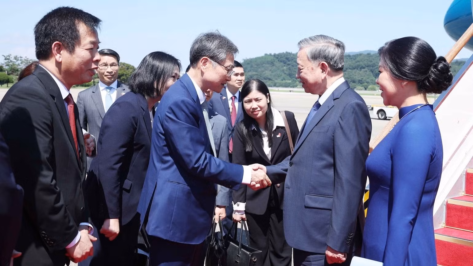 vna-potal-tong-bi-thu-to-lam-va-phu-nhan-bat-dau-chuyen-tham-cap-nha-nuoc-toi-han-quoc-8201517-7396.jpg