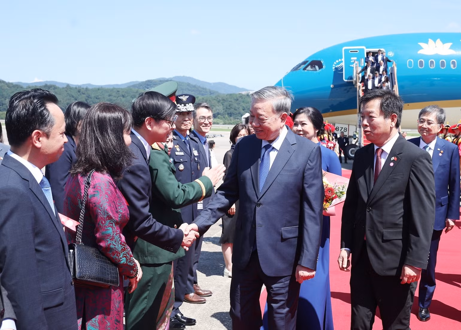 vna-potal-tong-bi-thu-to-lam-va-phu-nhan-bat-dau-chuyen-tham-cap-nha-nuoc-toi-han-quoc-8201514.jpg