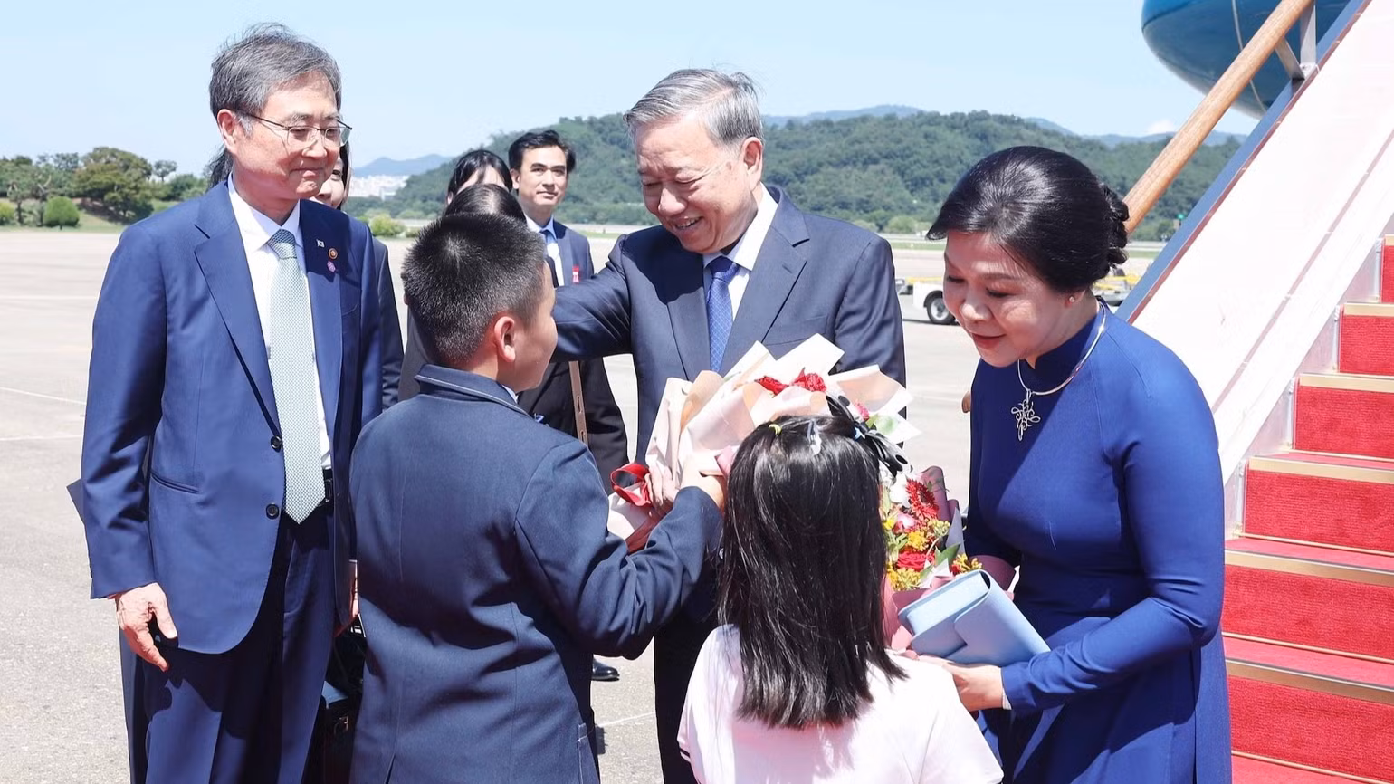 vna-potal-tong-bi-thu-to-lam-va-phu-nhan-bat-dau-chuyen-tham-cap-nha-nuoc-toi-han-quoc-8201519-3239.jpg