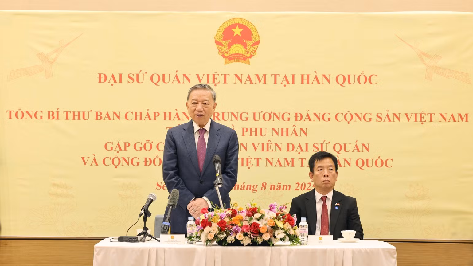 vna-potal-tong-bi-thu-to-lam-va-phu-nhan-tham-va-gap-go-can-bo-nhan-vien-dai-su-quan-va-cong-dong-nguoi-viet-nam-tai-han-quoc-8201936-9741-3460.jpg