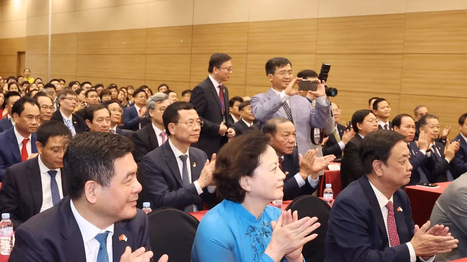 vna-potal-tong-bi-thu-to-lam-gap-go-can-bo-dai-su-quan-va-cong-dong-nguoi-viet-nam-tai-han-quoc-8201942-3160.jpg